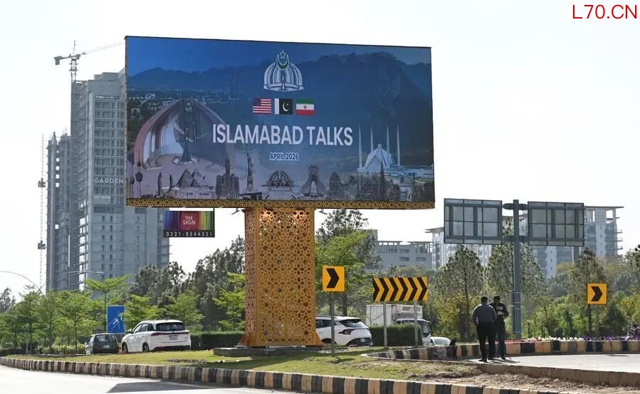 这是4月10日在巴基斯坦伊斯兰堡拍摄的美伊会谈的大型户外广告牌。图源：新华社