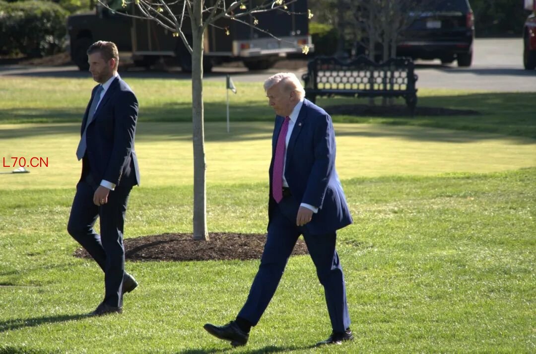 4月10日，美国总统特朗普（右）准备乘直升机离开华盛顿白宫。图源：新华社