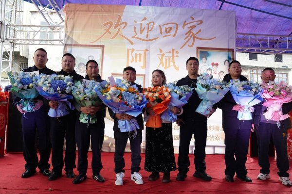 一个半小时的回家路 他走了28年
