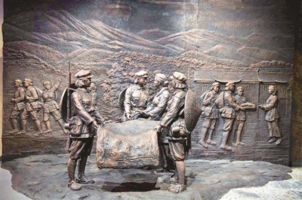 始终与人民同心同向长征时期密切联系群众的生动实践