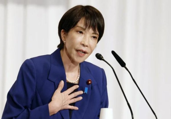 国防部刚警告完日本，高市早苗就撑不住了，用了手里最后一张牌