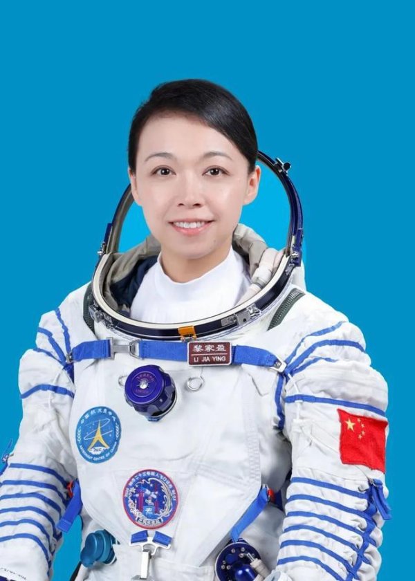 44岁港女飞向太空，背后男人关掉事业带三娃北漂，真相泪目