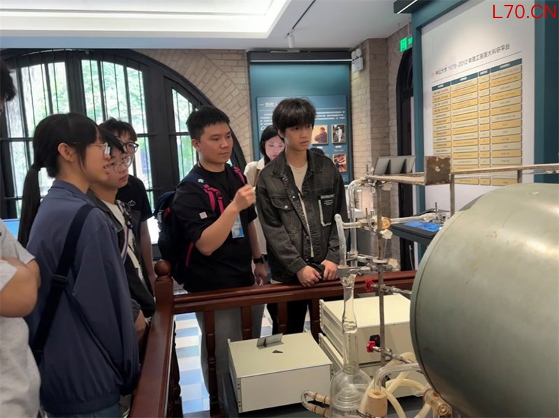 图为澳门同学们参观内地高校教学设施。主办方供图