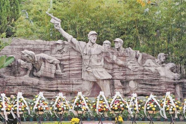 【网络中国节·清明】看风景也品历史 市民游客走进鼓浪屿的革命旧址追思先辈