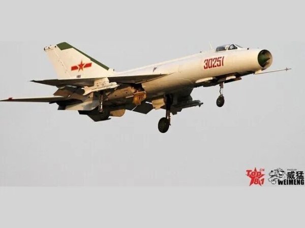 “空中美男子”谢幕：首款国产自研战机歼-8 即将全面退役