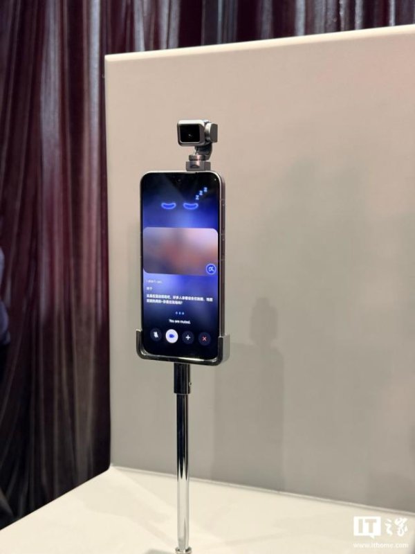 现场直击！荣耀Robot Phone机器人手机长啥样