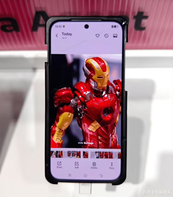 vivo X300 Max真机出炉: 蔡司三摄新布局, 配置也稳了