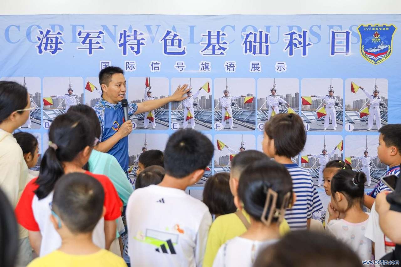 2026年7月30日，在山东省青岛西海岸新区滨海街道三沙路社区开展的“一海里的爱”公益活动中，爱基金逐梦深蓝讲师团讲师为小朋友们普及海洋国防知识。张鹰 摄 (2)
